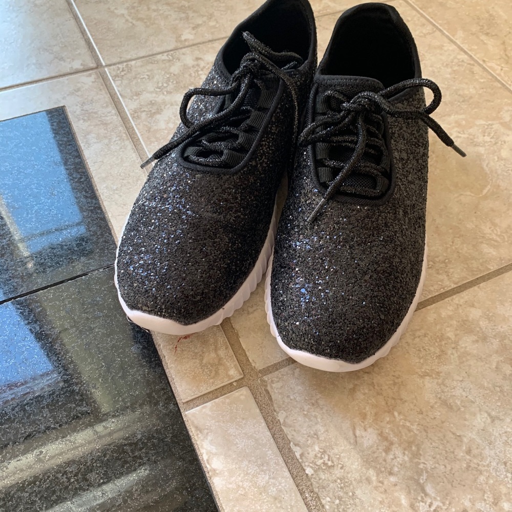 Forever Link Women’s Glitter Fashion Sneakers.